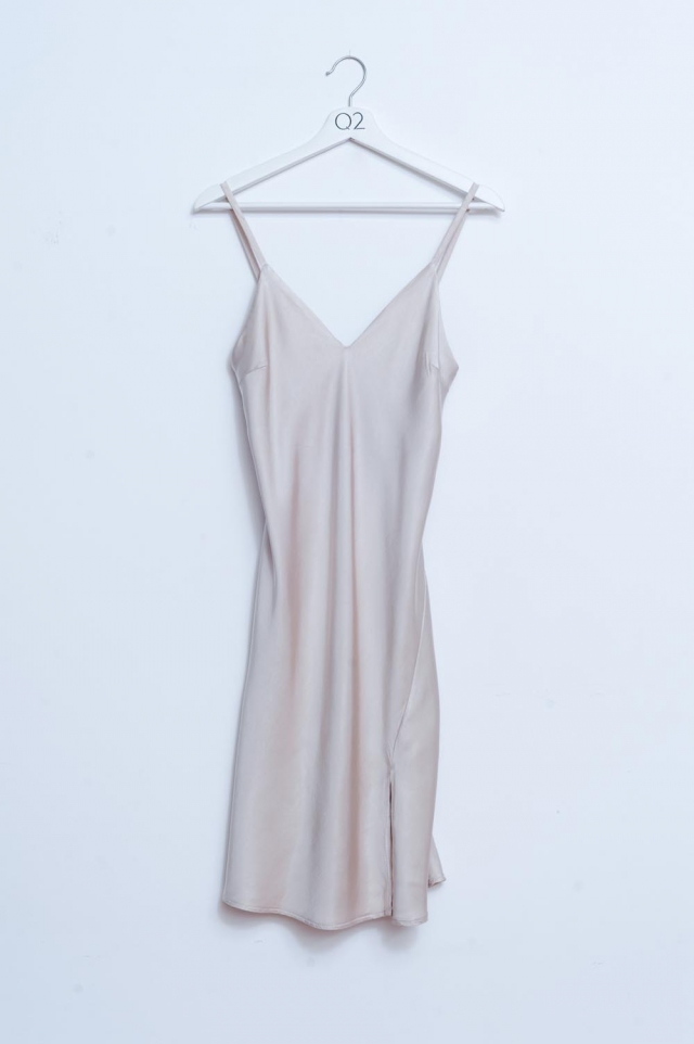 Vestido lencero corto beige con abertura de sat&eacute;n