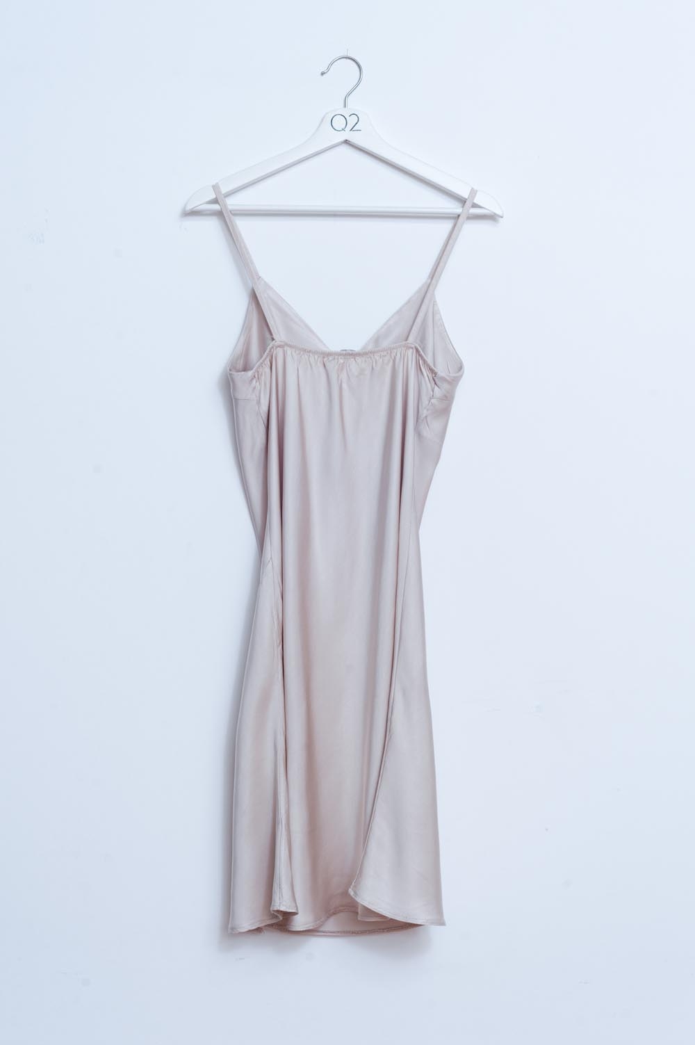 Vestido lencero corto beige con abertura de satén Vestido lencero corto beige con abertura de satén