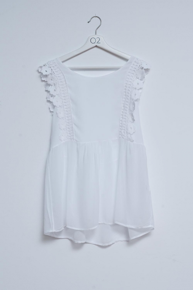 Top branco com desenho bordado e detalhe em rufos