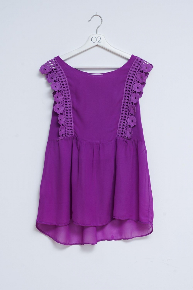 Top morado con diseño bordado y detalle de volantes