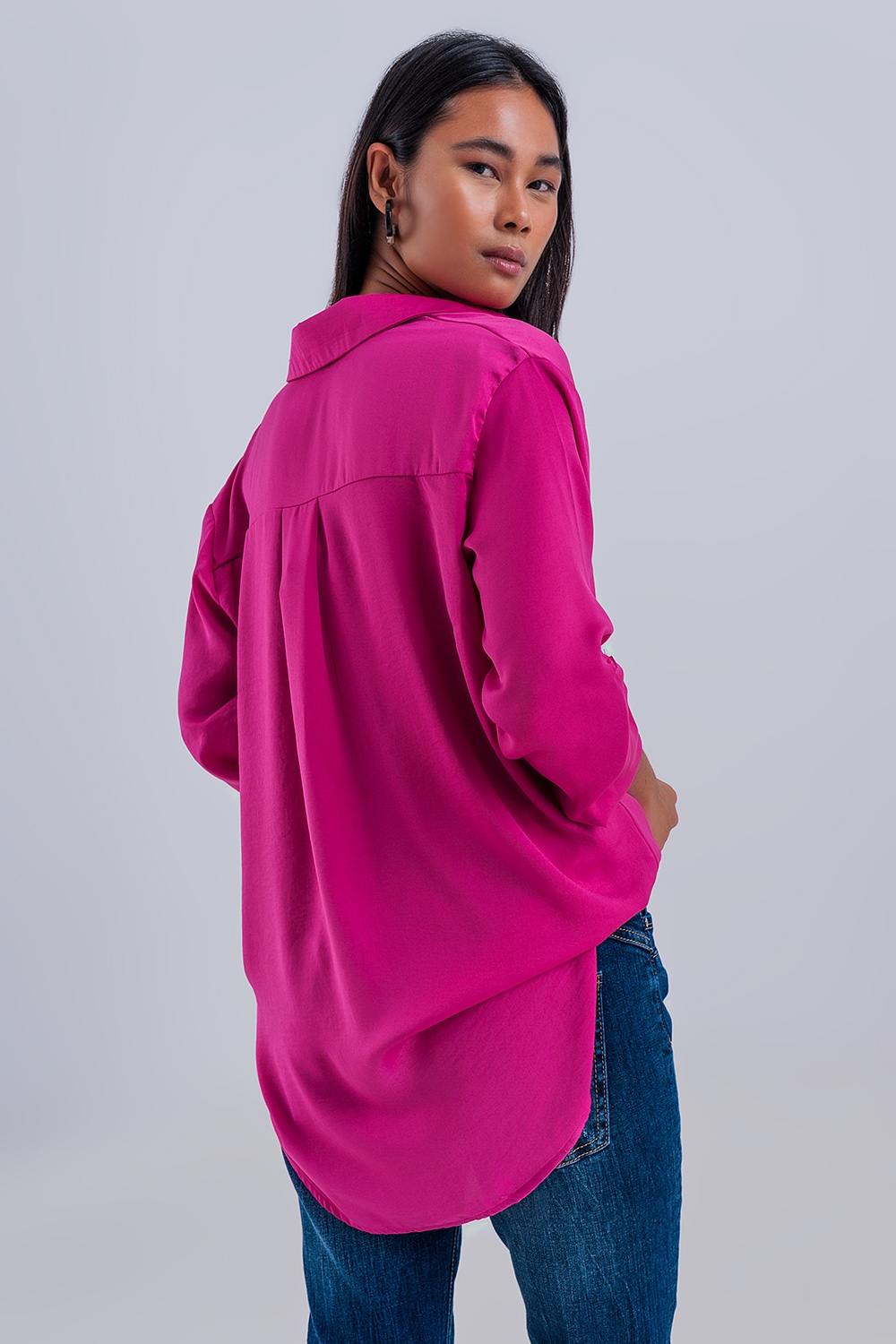 Camisa color fucsia holgada de manga larga de satén Camisa color fucsia holgada de manga larga de satén