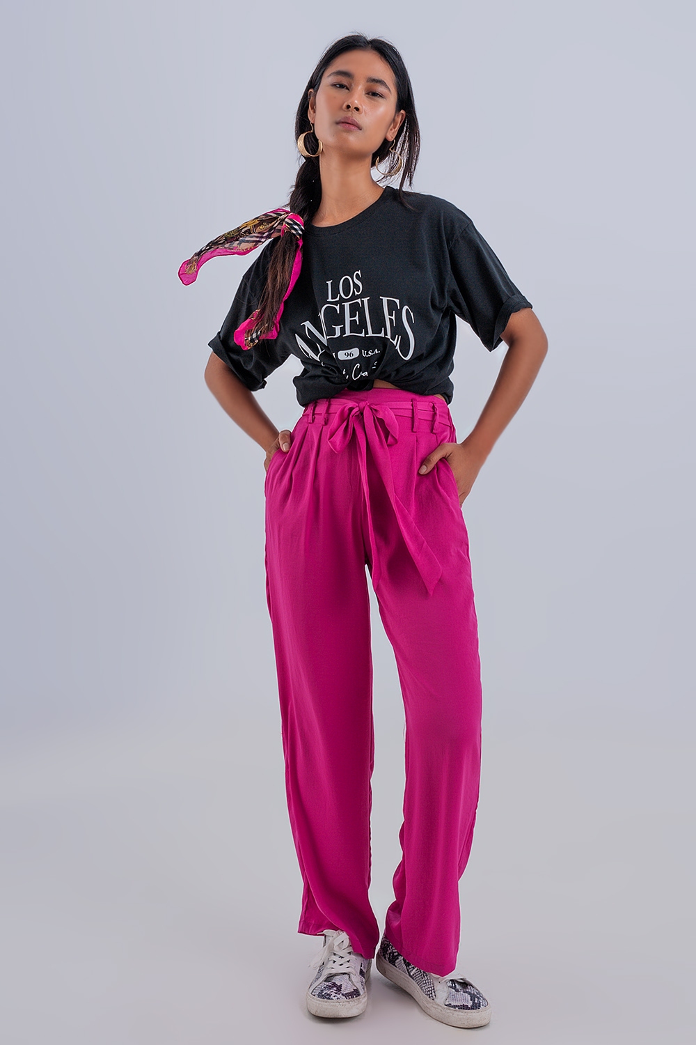 Pantalones fucsia de pernera ancha con cinturón Pantalones fucsia de pernera ancha con cinturón