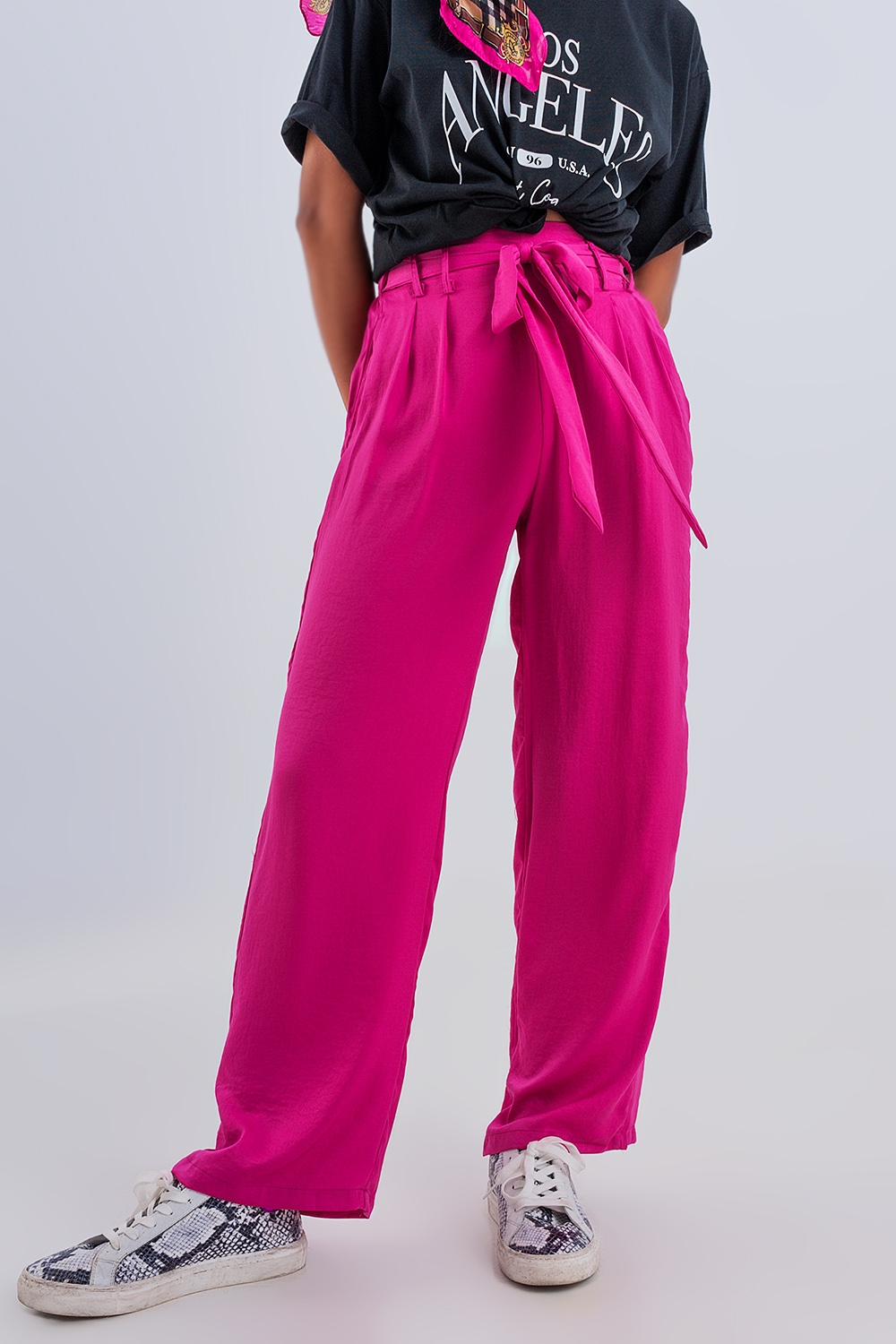Pantalones fucsia de pernera ancha con cinturón Pantalones fucsia de pernera ancha con cinturón