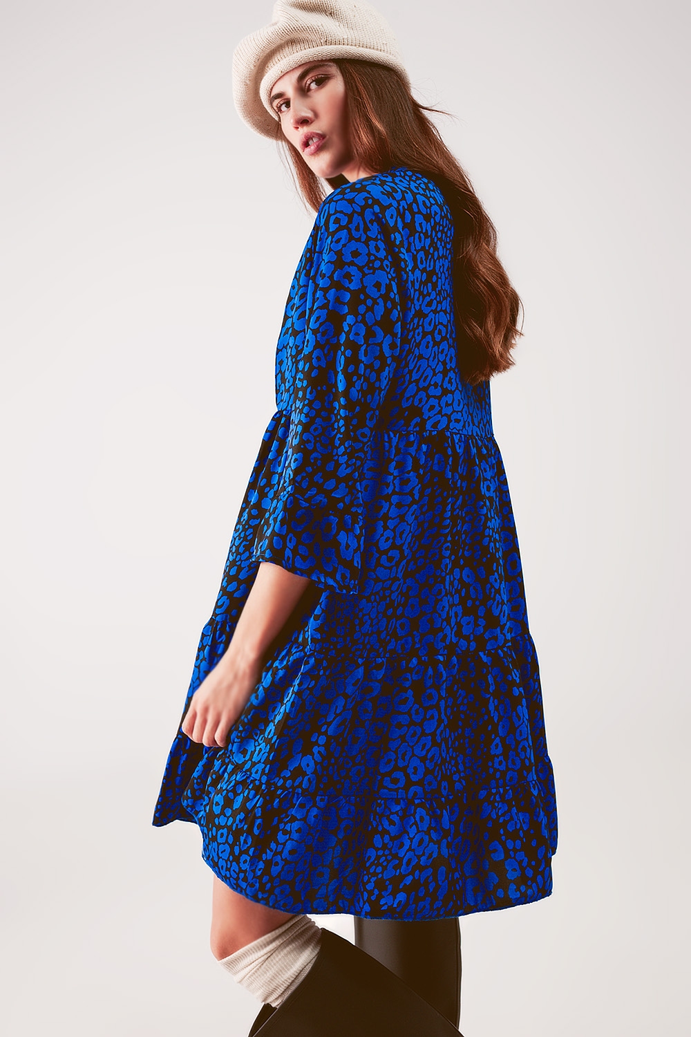 Vestido corto con estampado animal azul amplio y falda escalonada Vestido corto con estampado animal azul amplio y falda escalonada