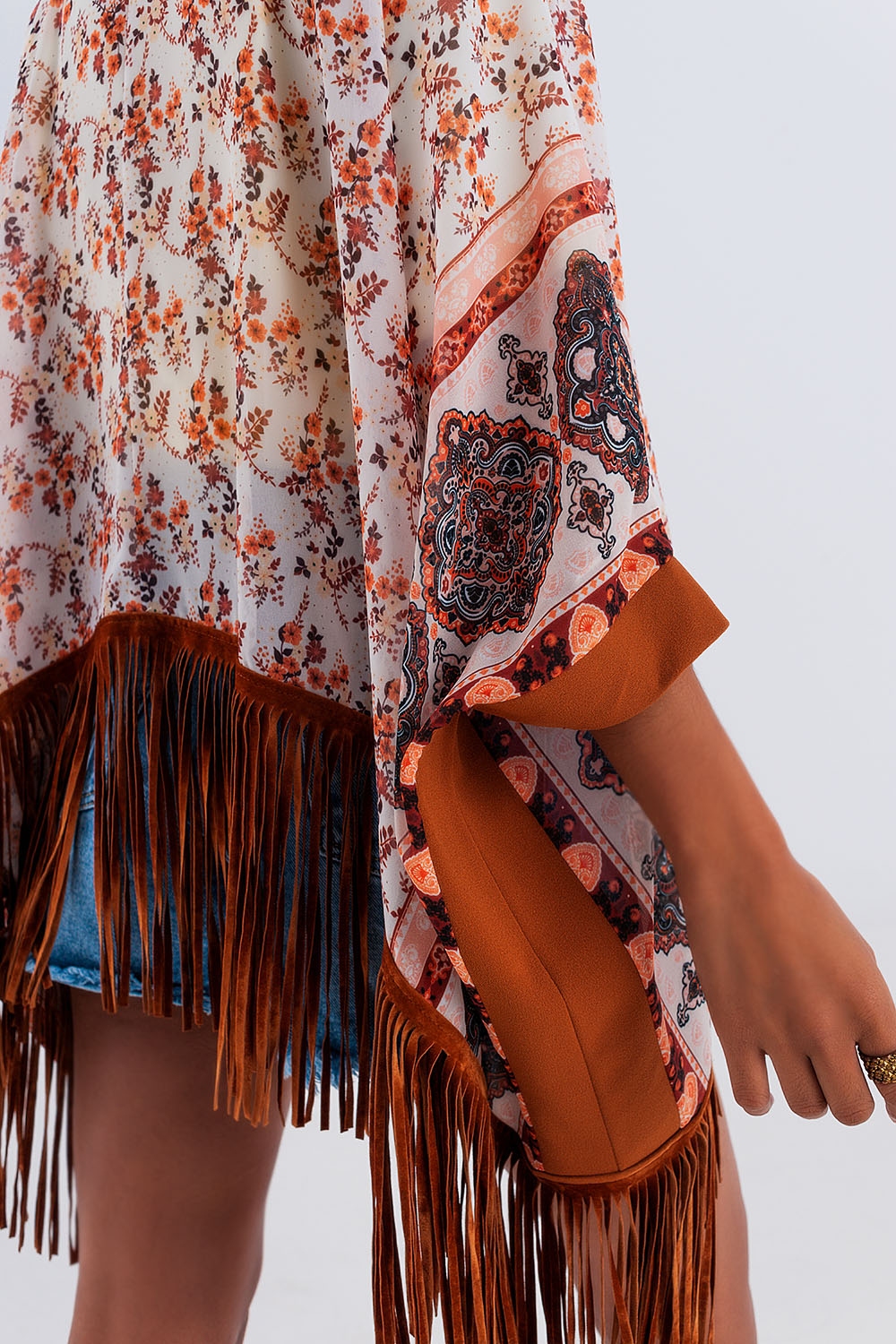 Kimono marron estampado con detalle de flecos Kimono marron estampado con detalle de flecos