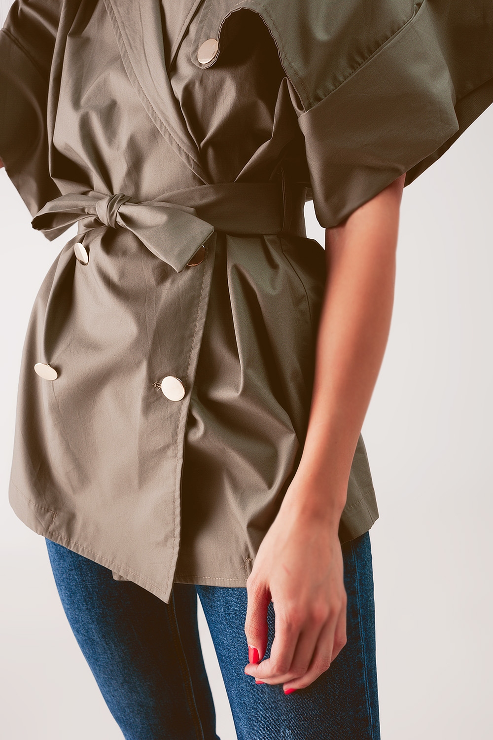 Chaqueta con hombros ca&iacute;dos y cintur&oacute;n caqui