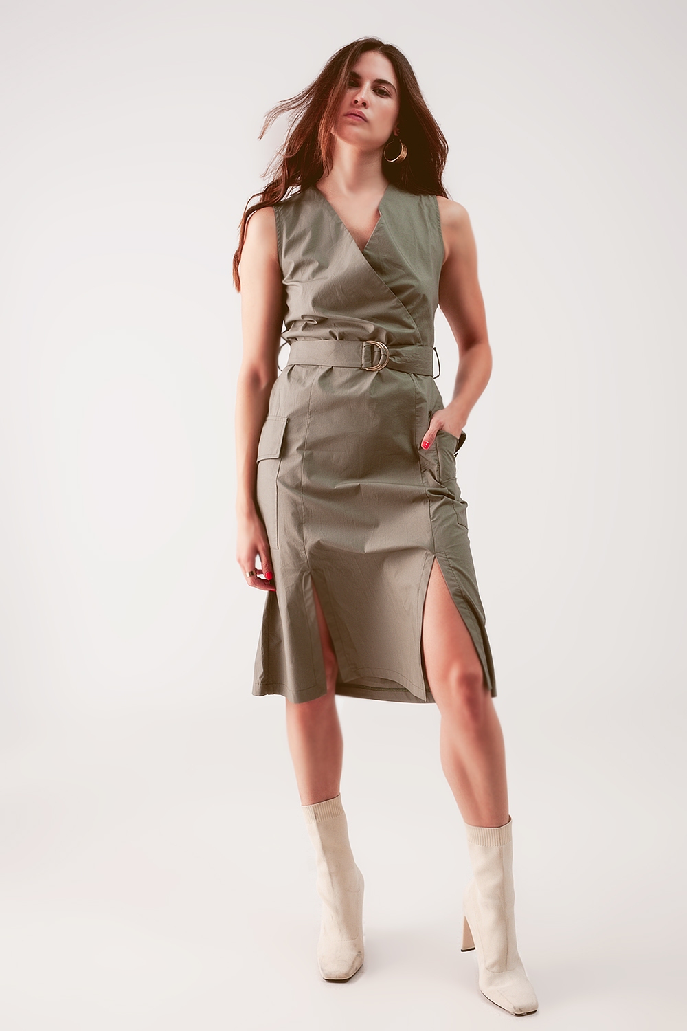 Vestido midi color caqui cruzado con cintur&oacute;n