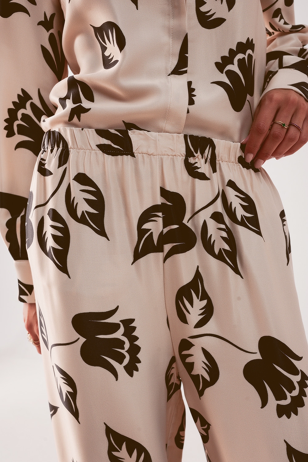 Pantalones crema el&aacute;sticos de pernera muy ancha