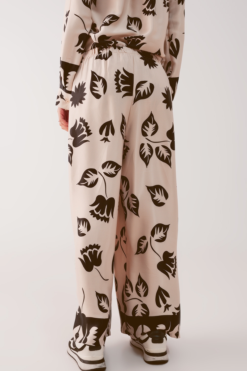 Pantalones crema el&aacute;sticos de pernera muy ancha