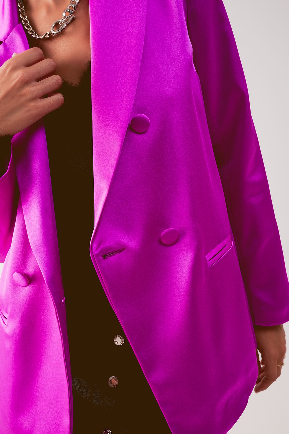 Americana de traje fucsia con doble botonadura de satén Americana de traje fucsia con doble botonadura de satén