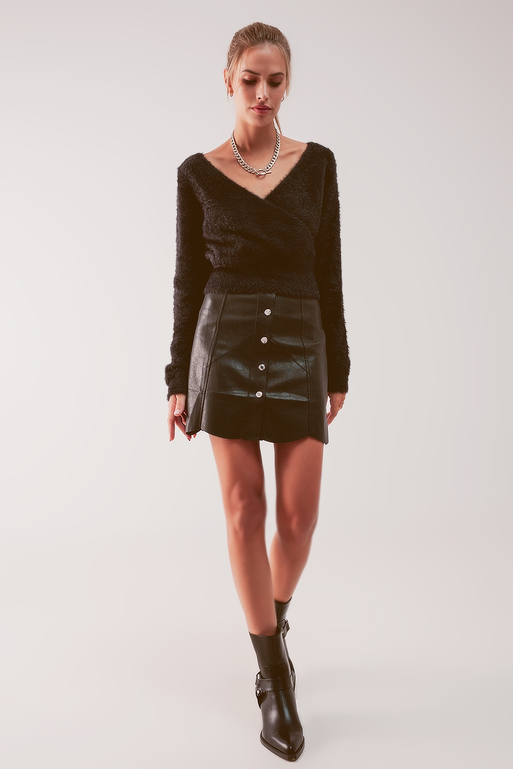 Minifalda color negro con botones de polipiel Minifalda color negro con botones de polipiel