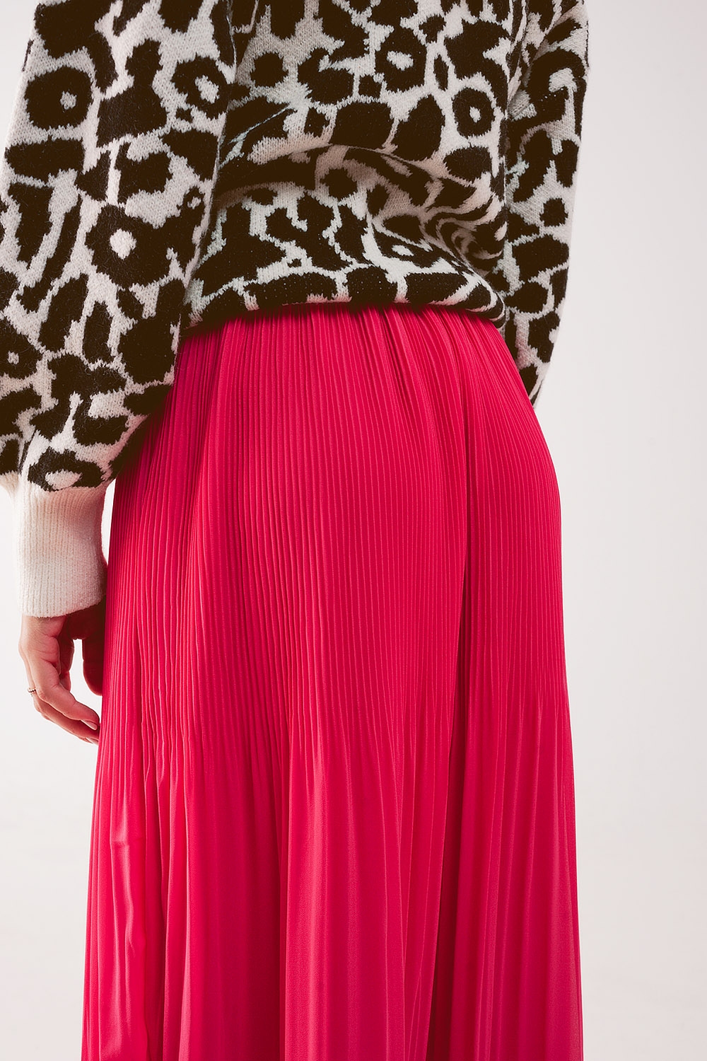 Falda midi plisada de chif&oacute;n en fucsia