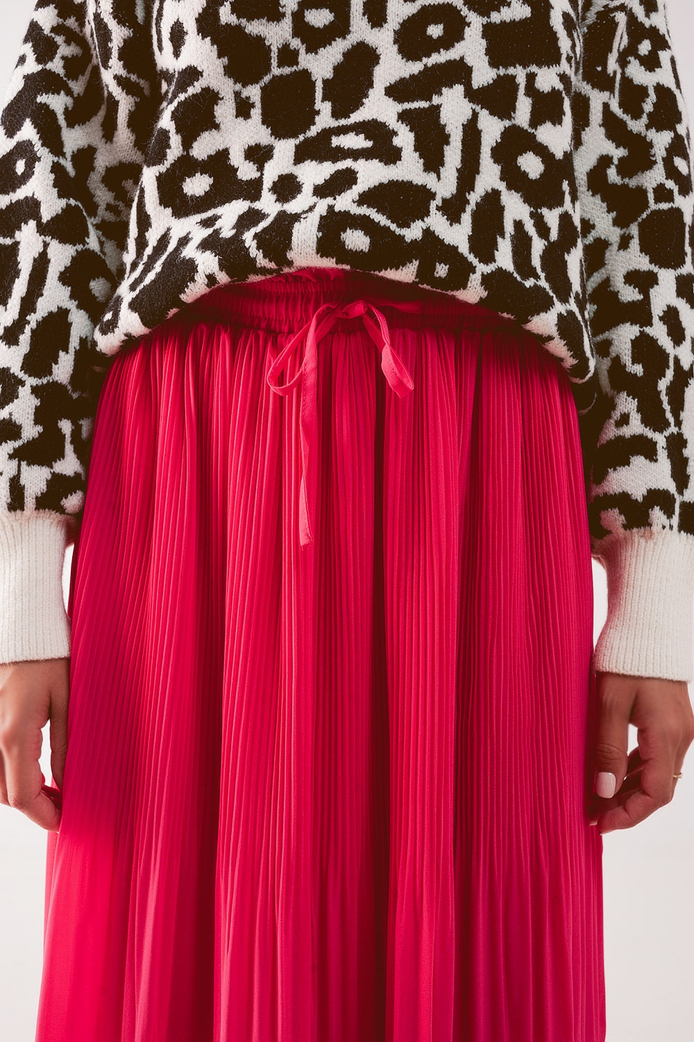 Falda midi plisada de chif&oacute;n en fucsia
