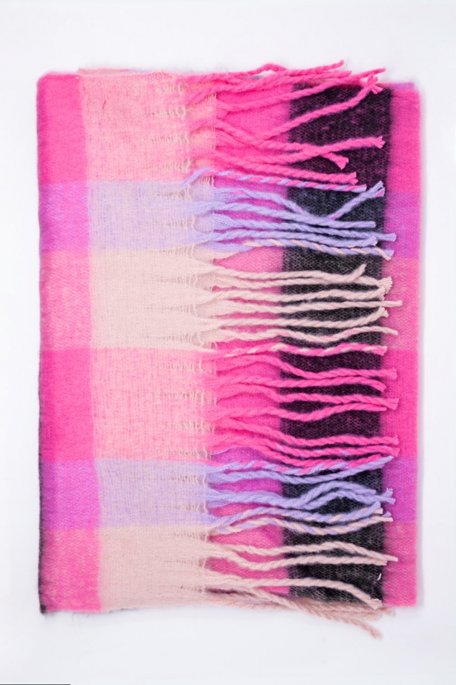 Geborstelde sjaal met kwastjes in roze ruiten
