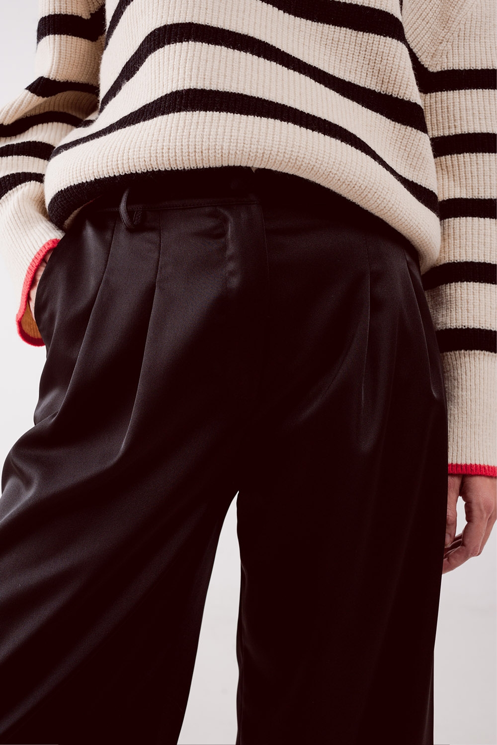 Pantalones palazzo con pinzas en negro Pantalones palazzo con pinzas en negro