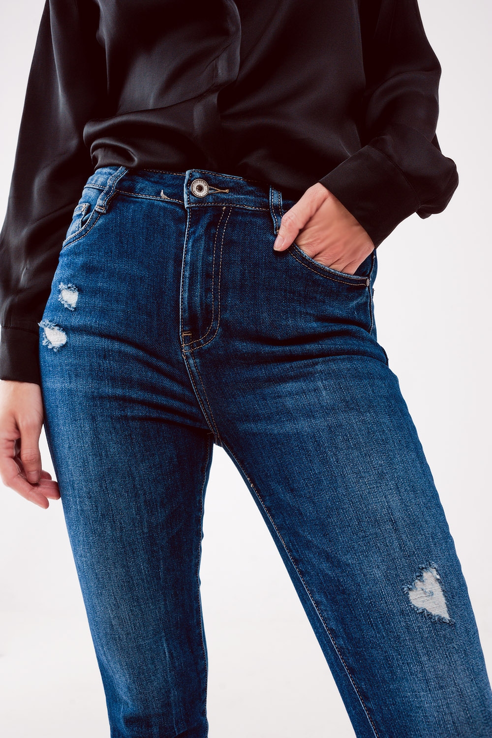 Vaqueros con lavado azul medio y diseño rasgado de corte pitillo Vaqueros con lavado azul medio y diseño rasgado de corte pitillo