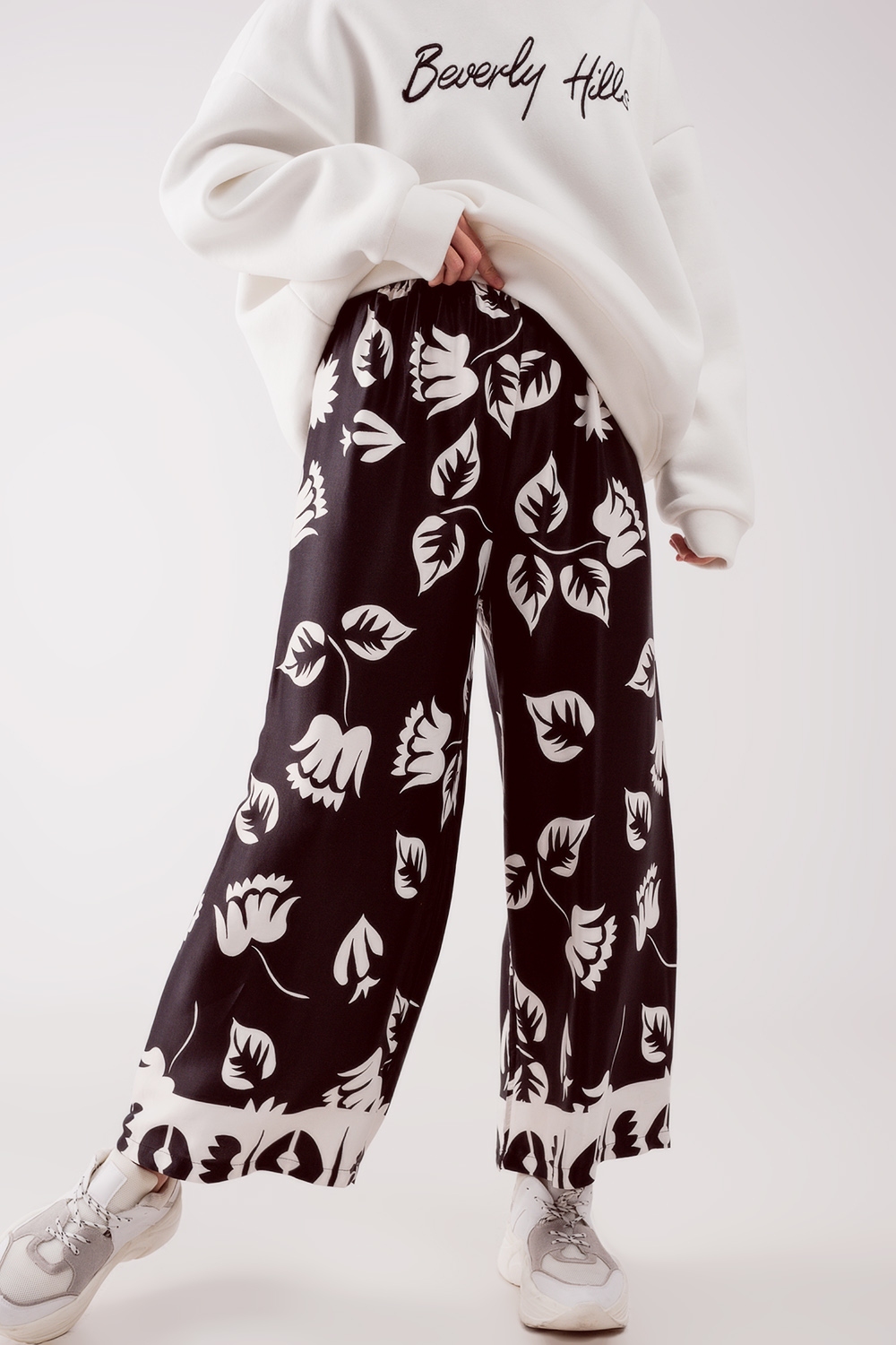 Pantalones negros elásticos de pernera muy ancha Pantalones negros elásticos de pernera muy ancha
