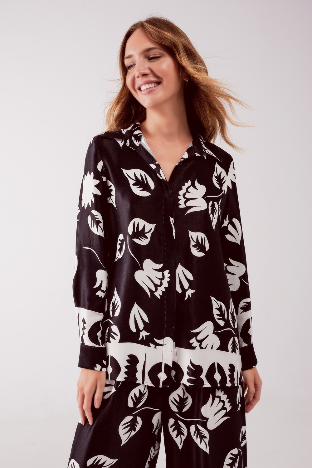 Camisa negra con estampado de flores Camisa negra con estampado de flores