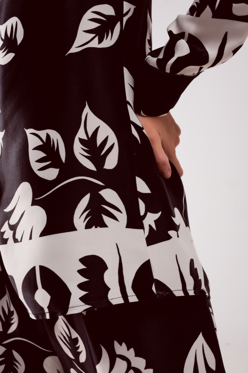 Camisa negra con estampado de flores Camisa negra con estampado de flores