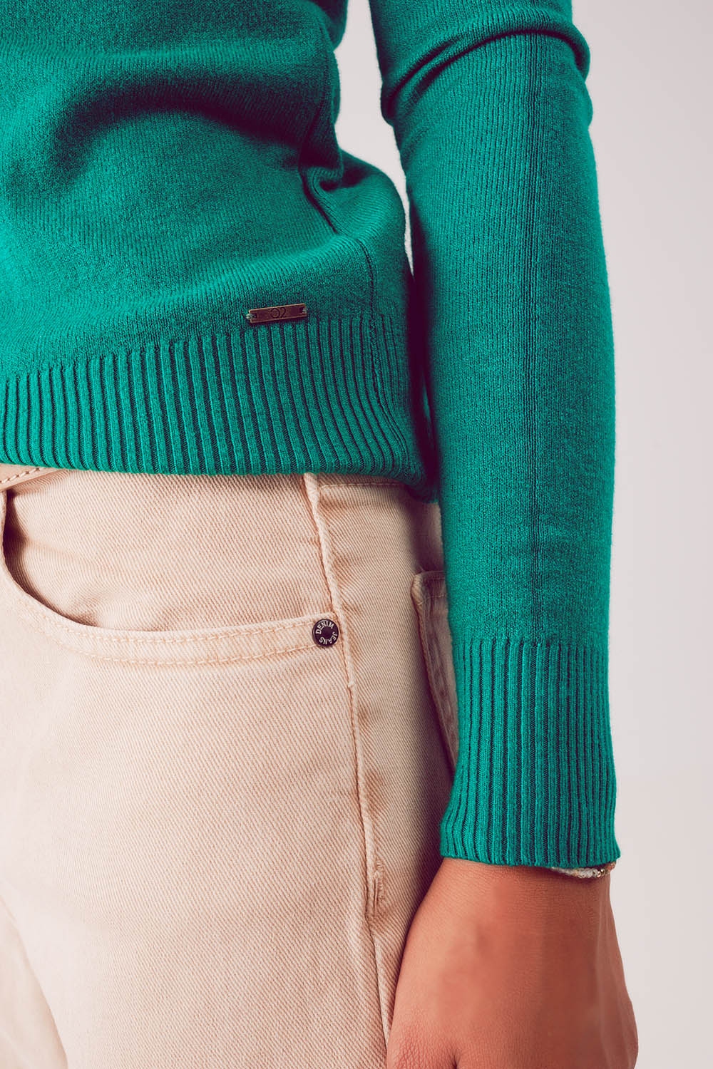Jersey verde con cuello alto Jersey verde con cuello alto