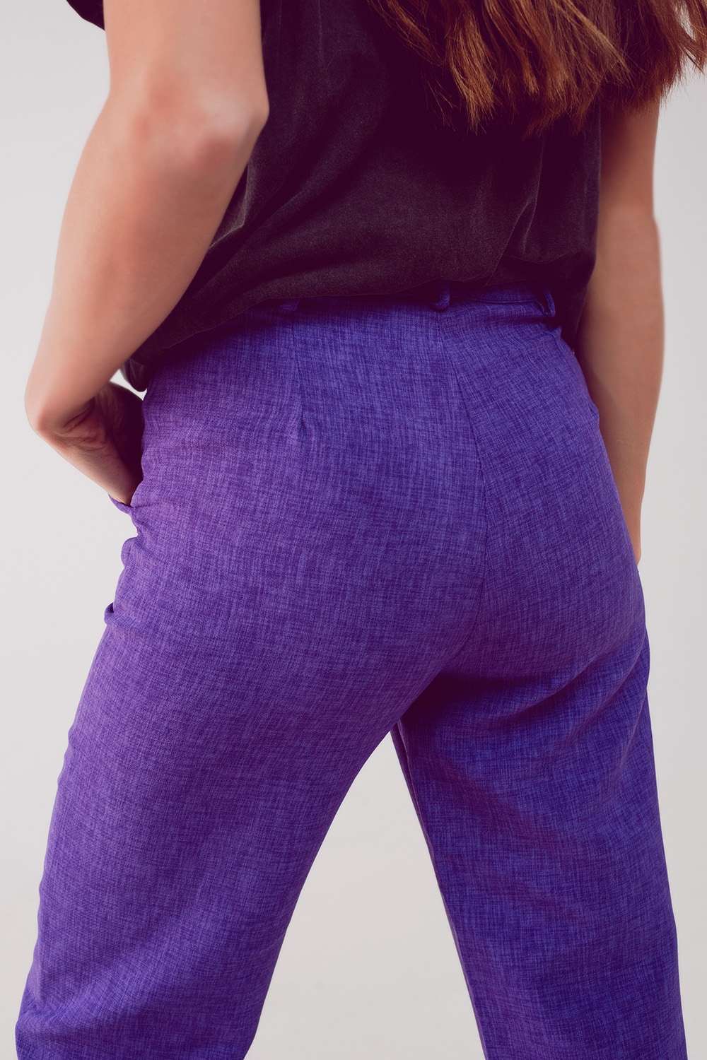 Pantalones morados de corte sartorial y pernera recta Pantalones morados de corte sartorial y pernera recta