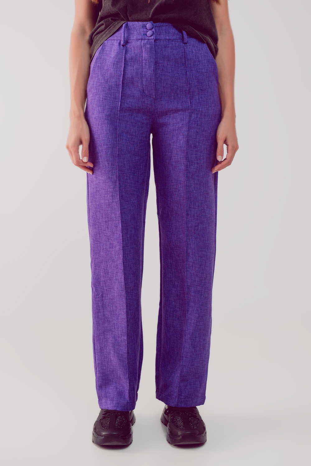 Pantalones morados de corte sartorial y pernera recta Pantalones morados de corte sartorial y pernera recta