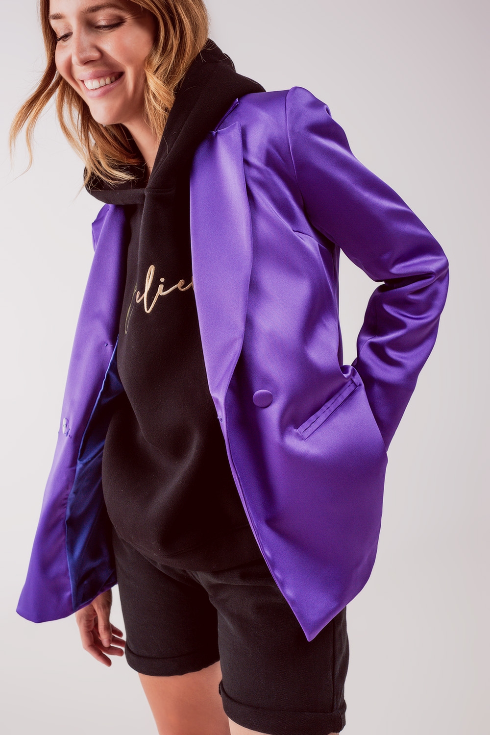 Blazer morado con doble botonadura de sastre de sat&eacute;n