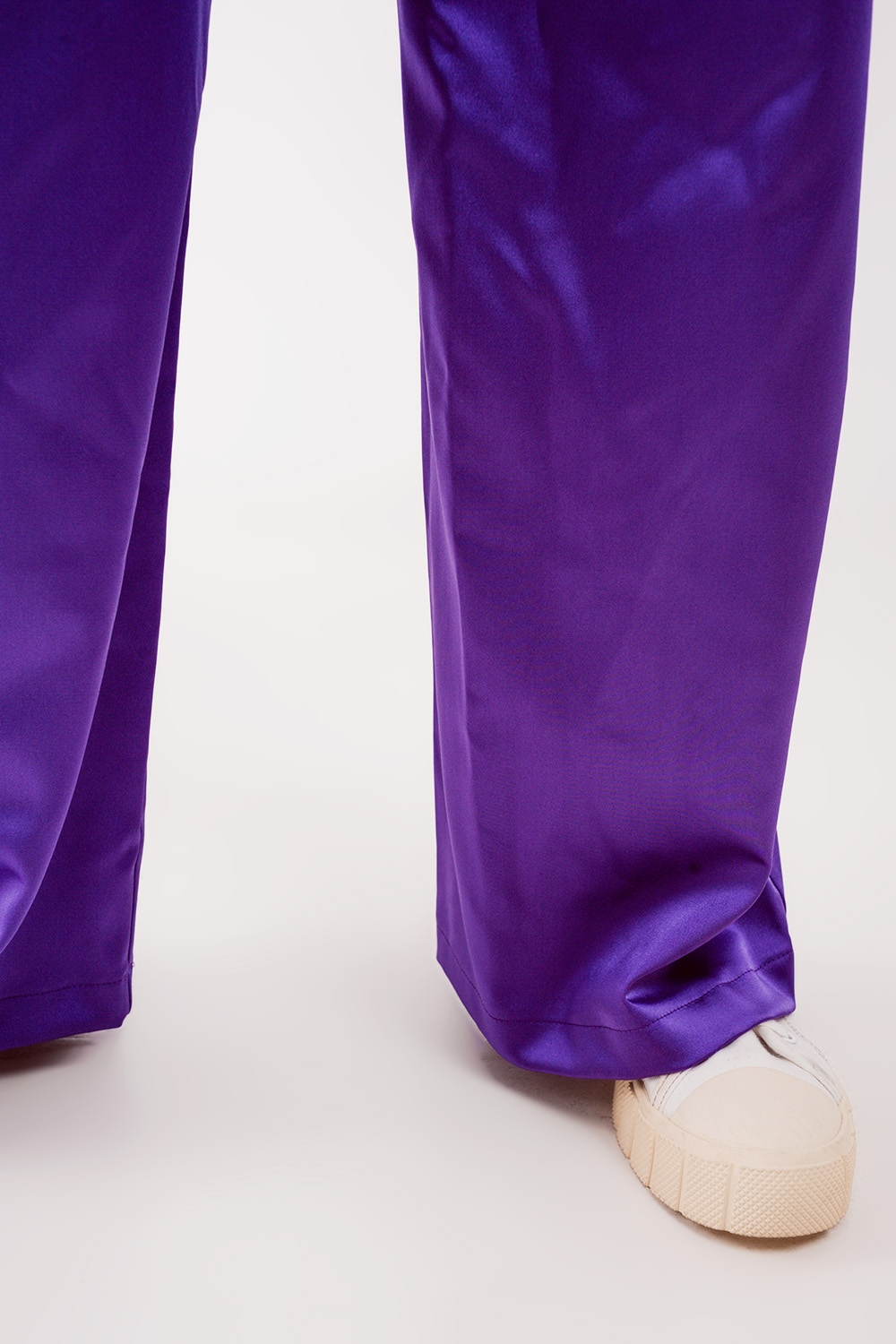 Pantalones palazzo con pinzas en morado Pantalones palazzo con pinzas en morado