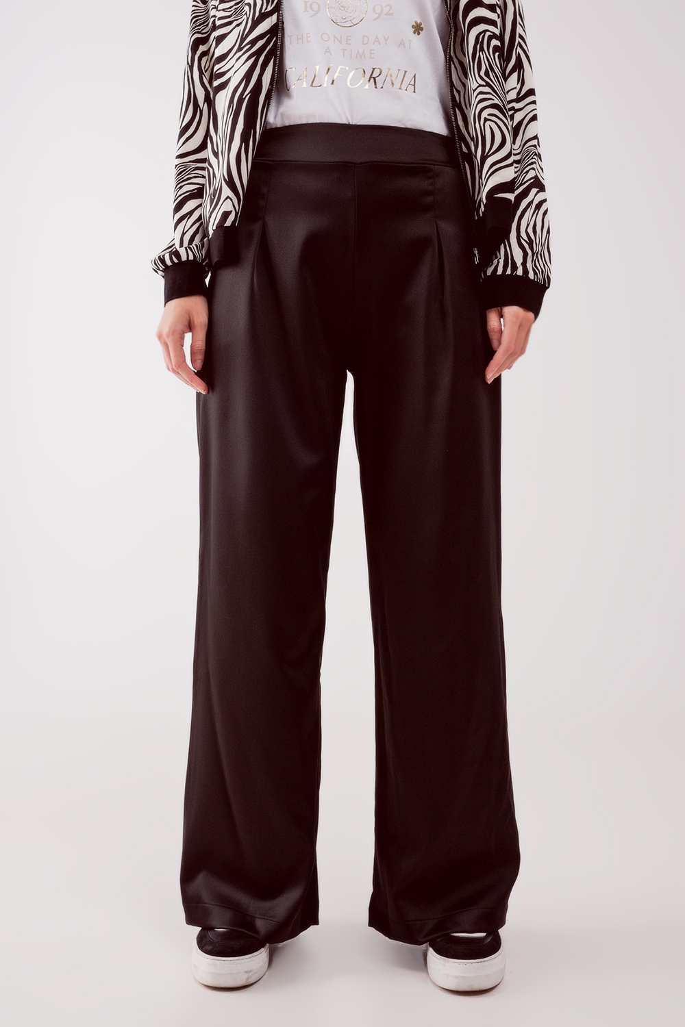 Pantalones negros de pernera ancha de satén Pantalones negros de pernera ancha de satén