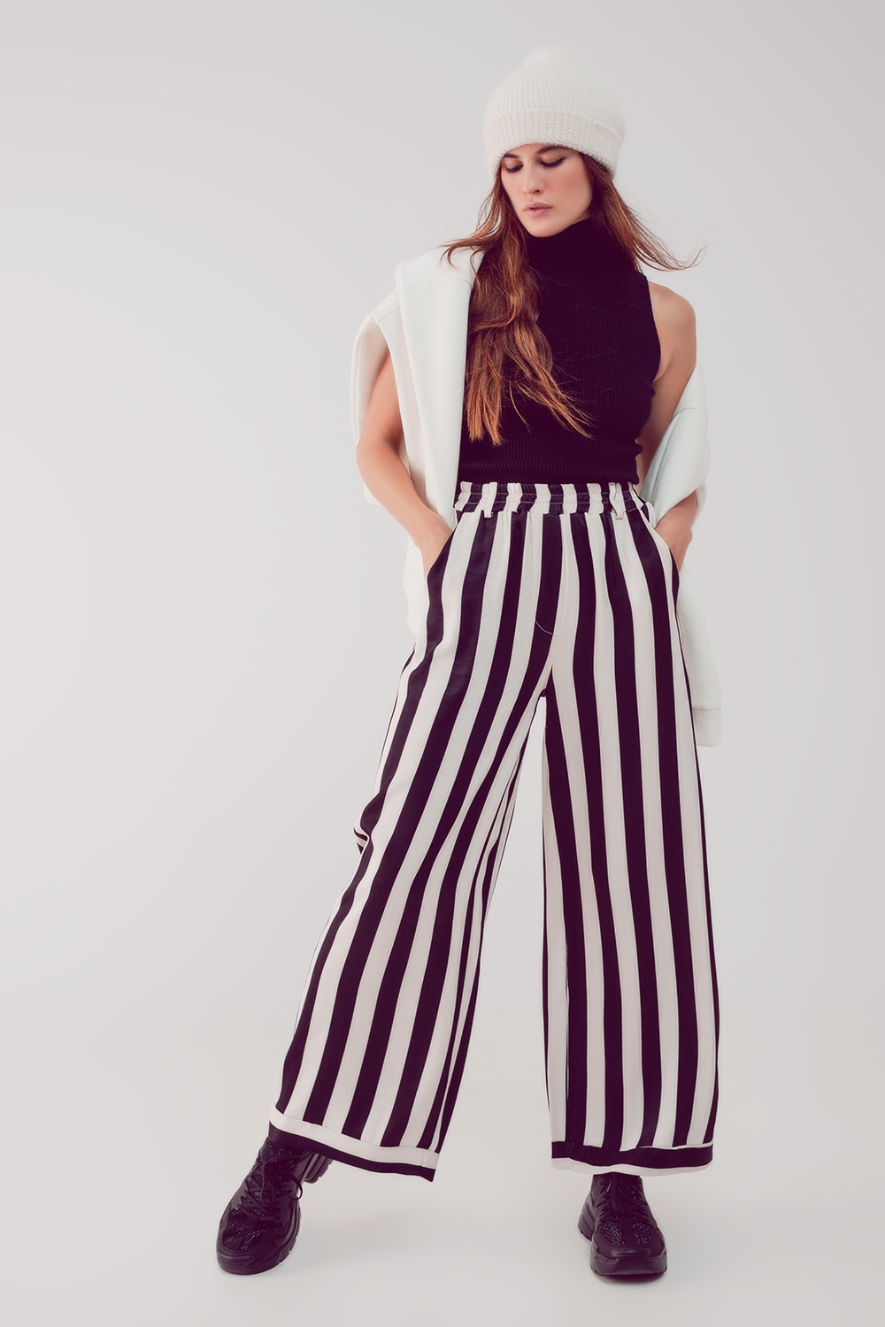 pantalón de saten de pernera ancha con rayas blancas y negras pantalón de saten de pernera ancha con rayas blancas y negras
