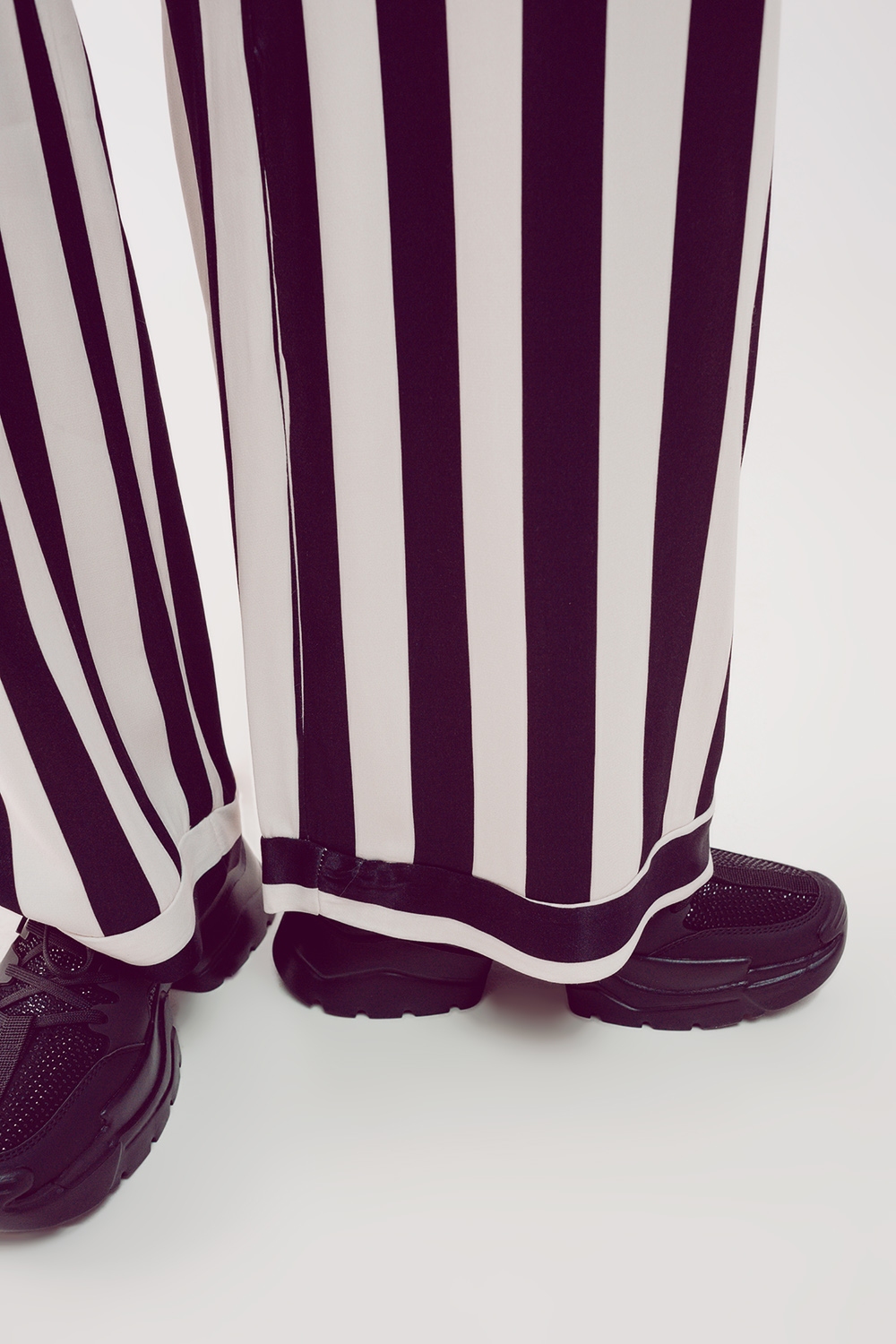 pantalón de saten de pernera ancha con rayas blancas y negras pantalón de saten de pernera ancha con rayas blancas y negras