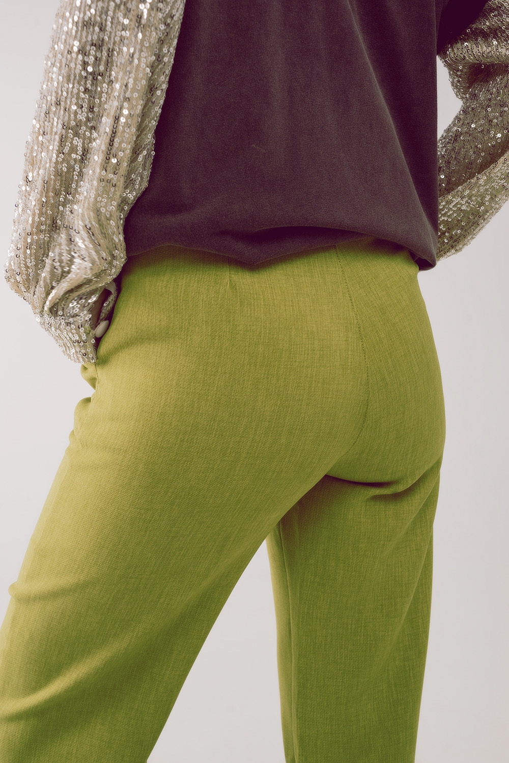 Pantalones verdes de corte sartorial y pernera recta Pantalones verdes de corte sartorial y pernera recta