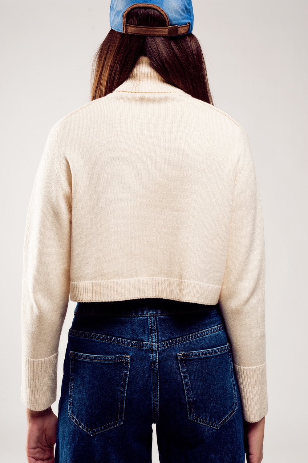 Jersey cropped de cuello alto en crema Jersey cropped de cuello alto en crema