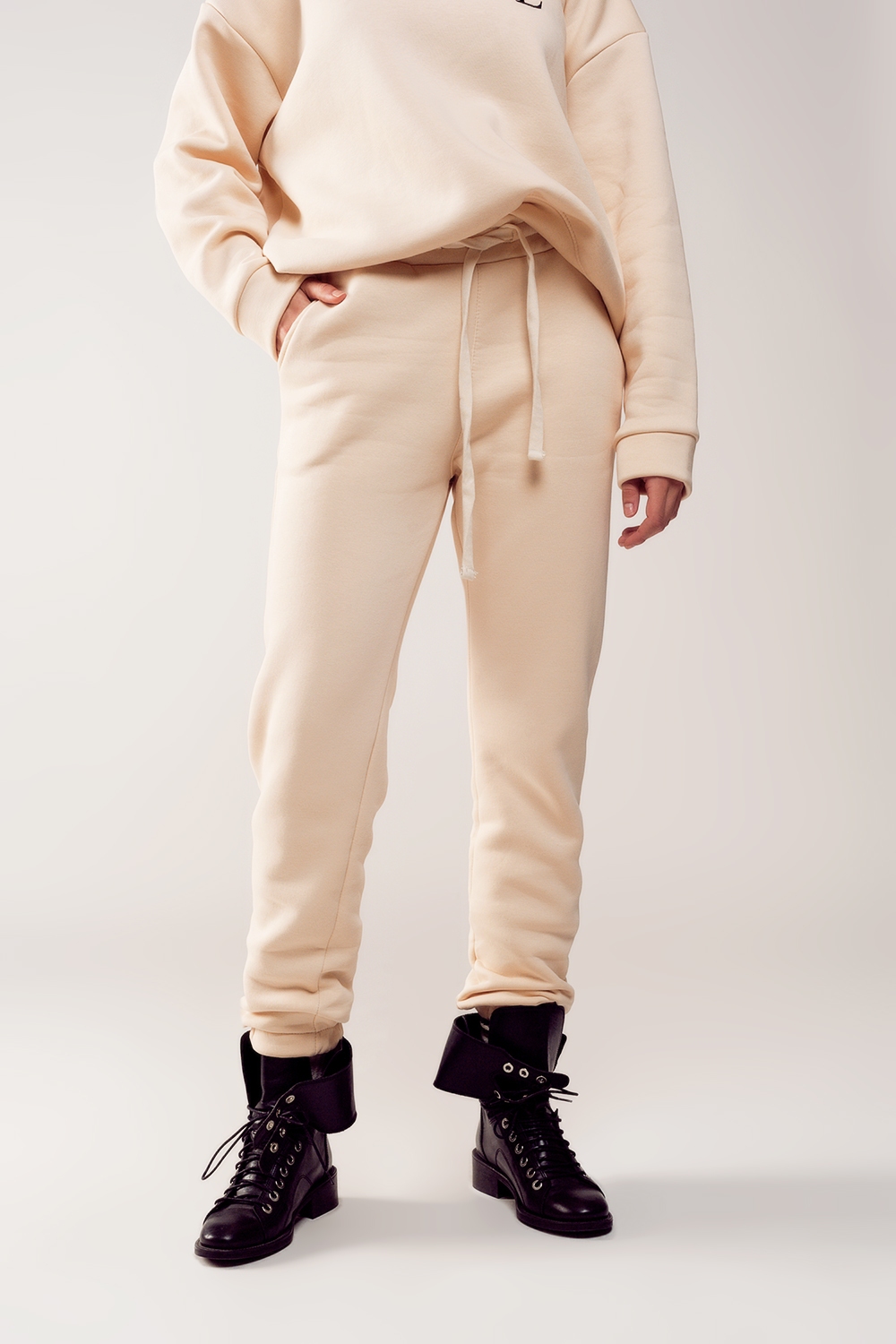 Jogger de algod&oacute;n en color crema