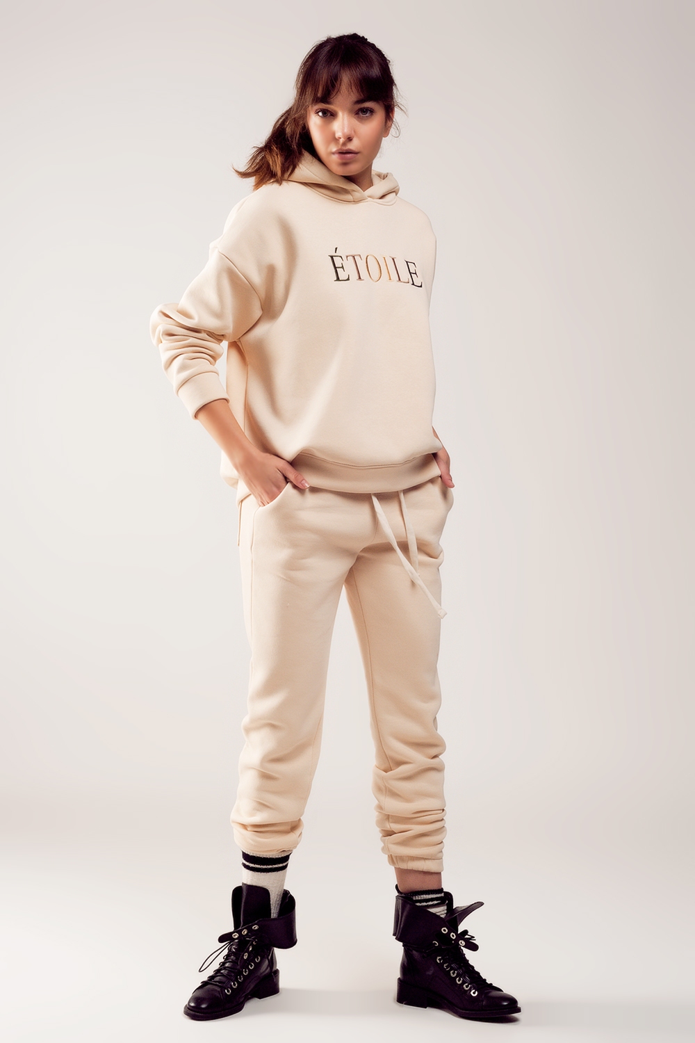 Jogger de algod&oacute;n en color crema