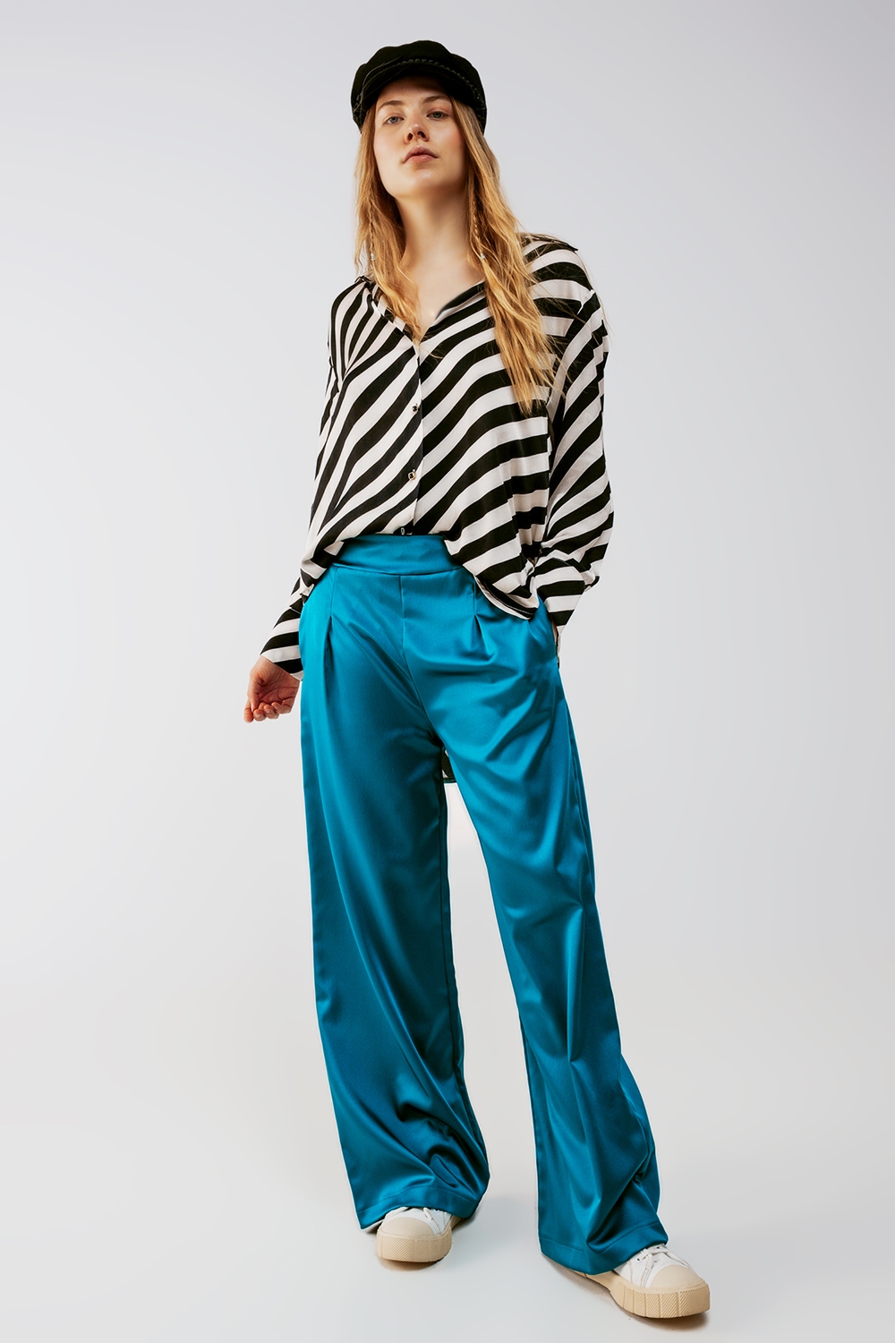 Pantalones azules de pernera ancha de satén Pantalones azules de pernera ancha de satén