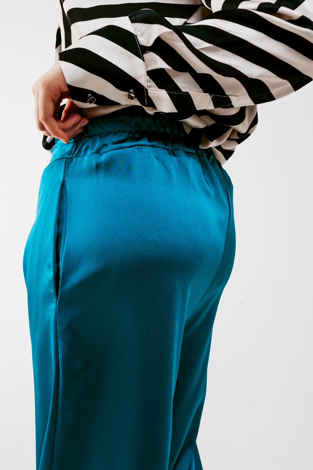 Pantalones azules de pernera ancha de satén Pantalones azules de pernera ancha de satén