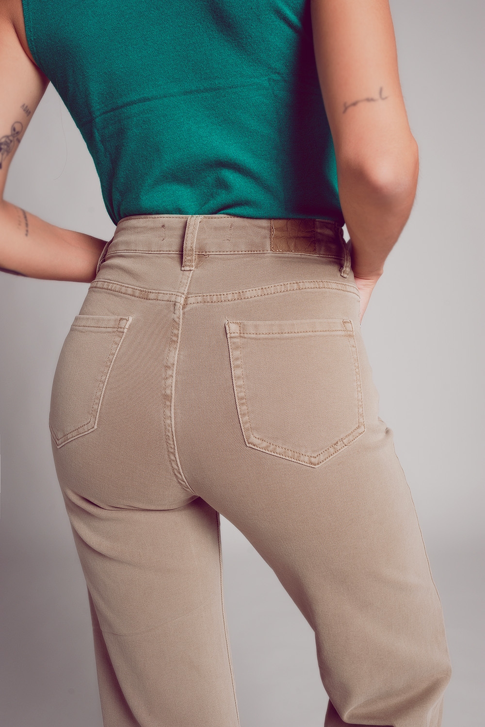Vaqueros capri color beige de pernera ancha Vaqueros capri color beige de pernera ancha