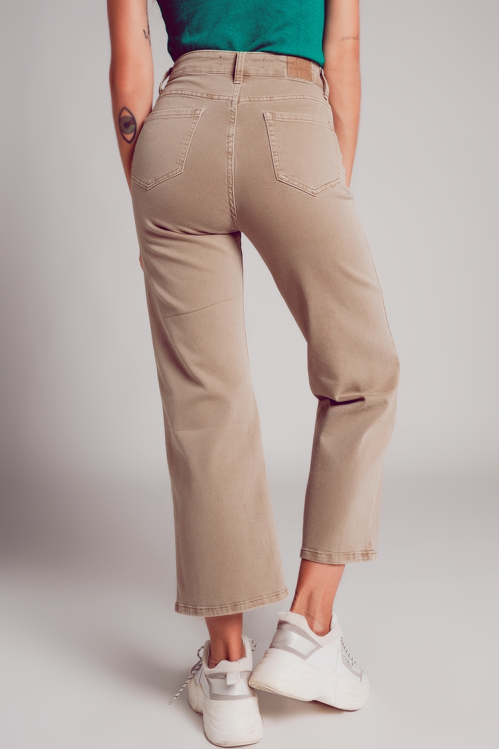 Vaqueros capri color beige de pernera ancha Vaqueros capri color beige de pernera ancha