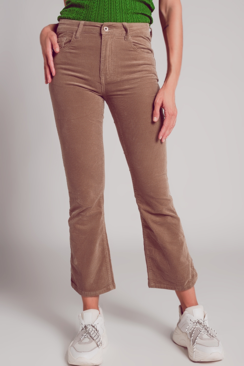 Pantalones acampanados de pana en color beige Pantalones acampanados de pana en color beige