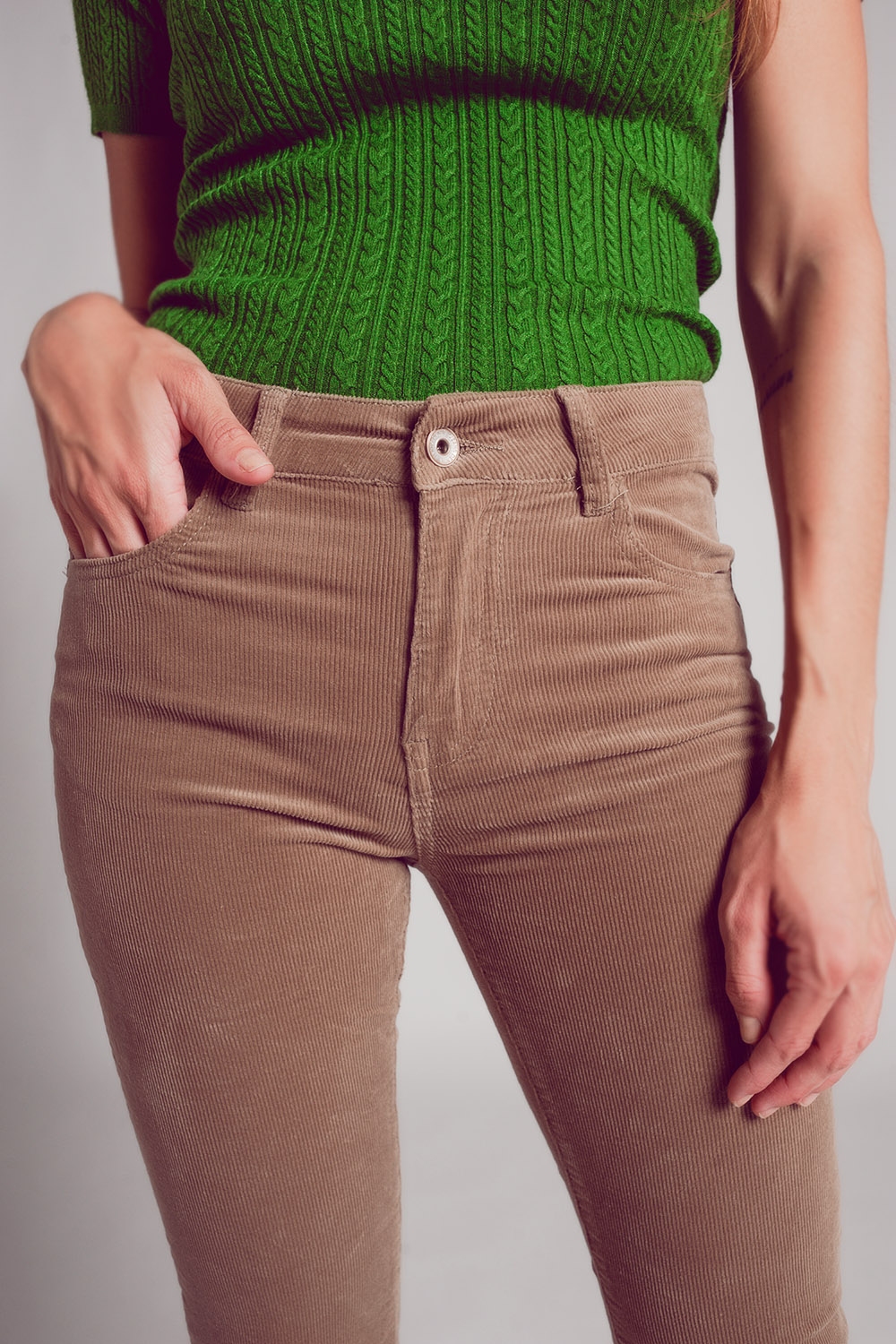 Pantalones acampanados de pana en color beige Pantalones acampanados de pana en color beige