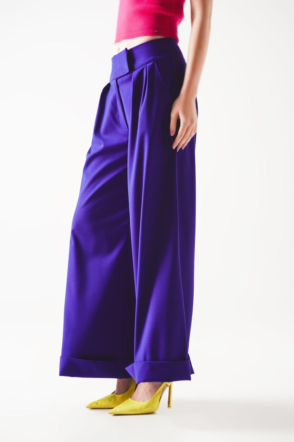Pantalones anchos plisados de color morado Pantalones anchos plisados de color morado