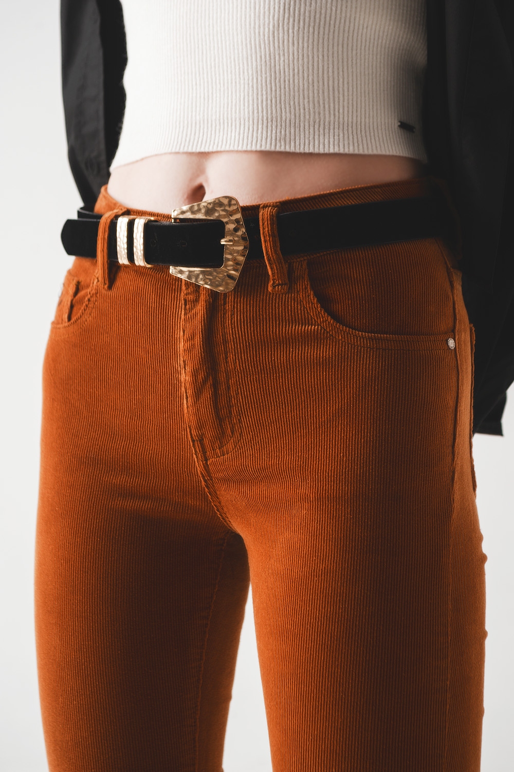 Pantalones acampanados de pana en color camel Pantalones acampanados de pana en color camel