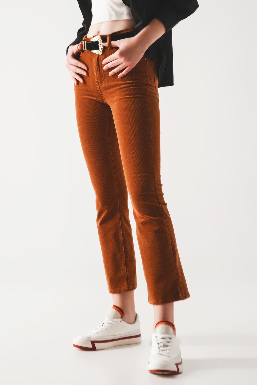 Pantalones acampanados de pana en color camel Pantalones acampanados de pana en color camel