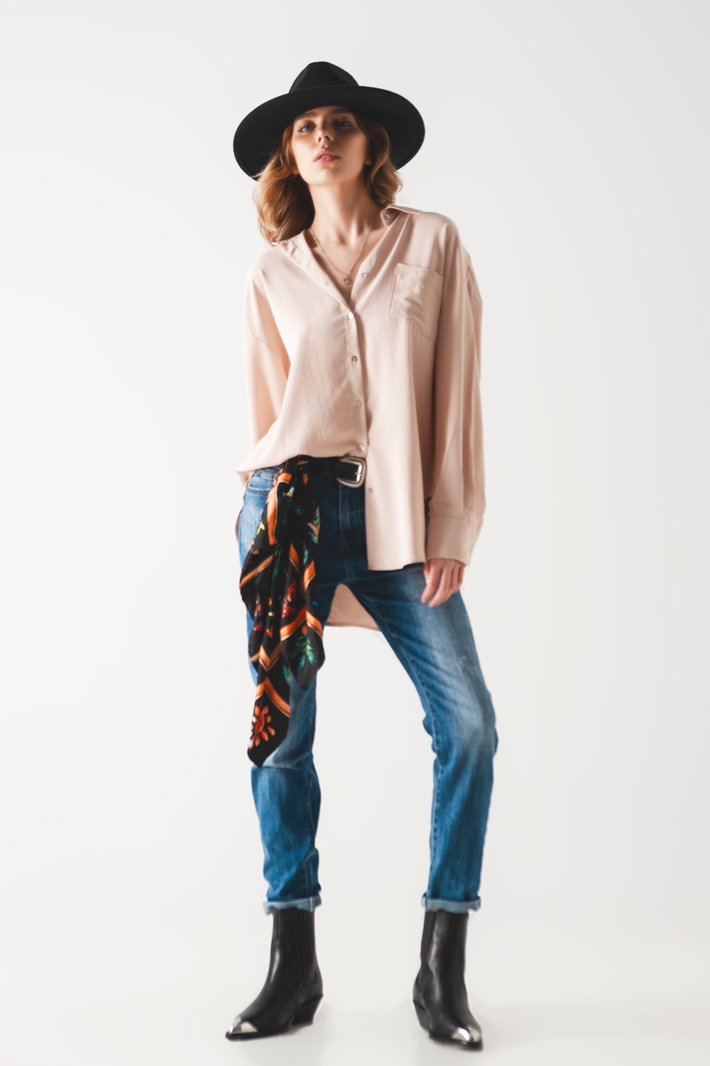 Camisa beige extragrande con detalle de bolsillo Camisa beige extragrande con detalle de bolsillo
