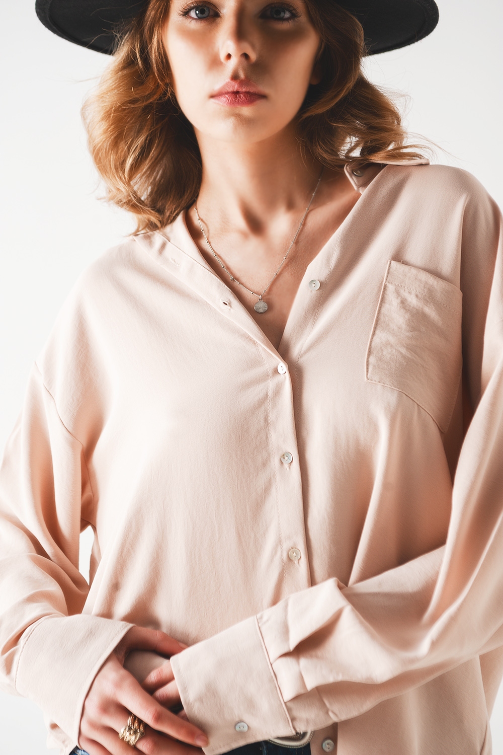 Camisa beige extragrande con detalle de bolsillo Camisa beige extragrande con detalle de bolsillo