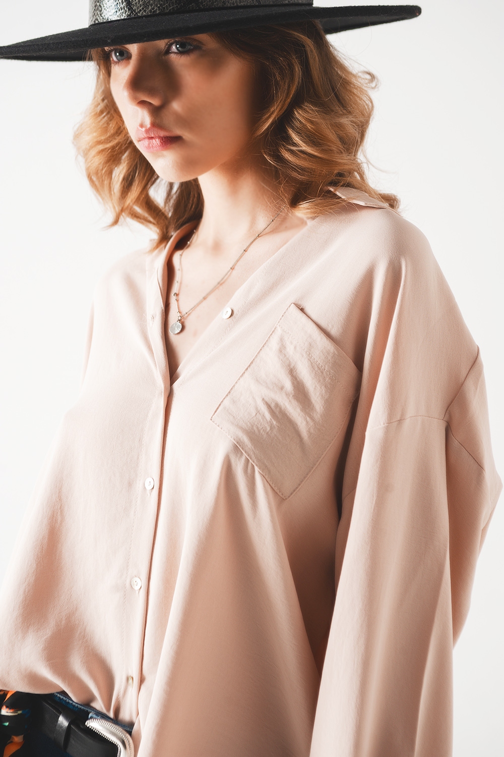 Camisa beige extragrande con detalle de bolsillo Camisa beige extragrande con detalle de bolsillo