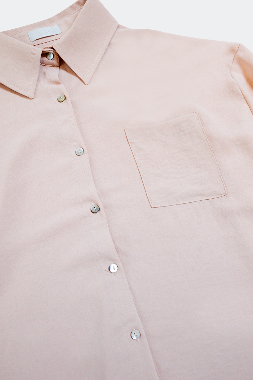 Camisa beige extragrande con detalle de bolsillo Camisa beige extragrande con detalle de bolsillo