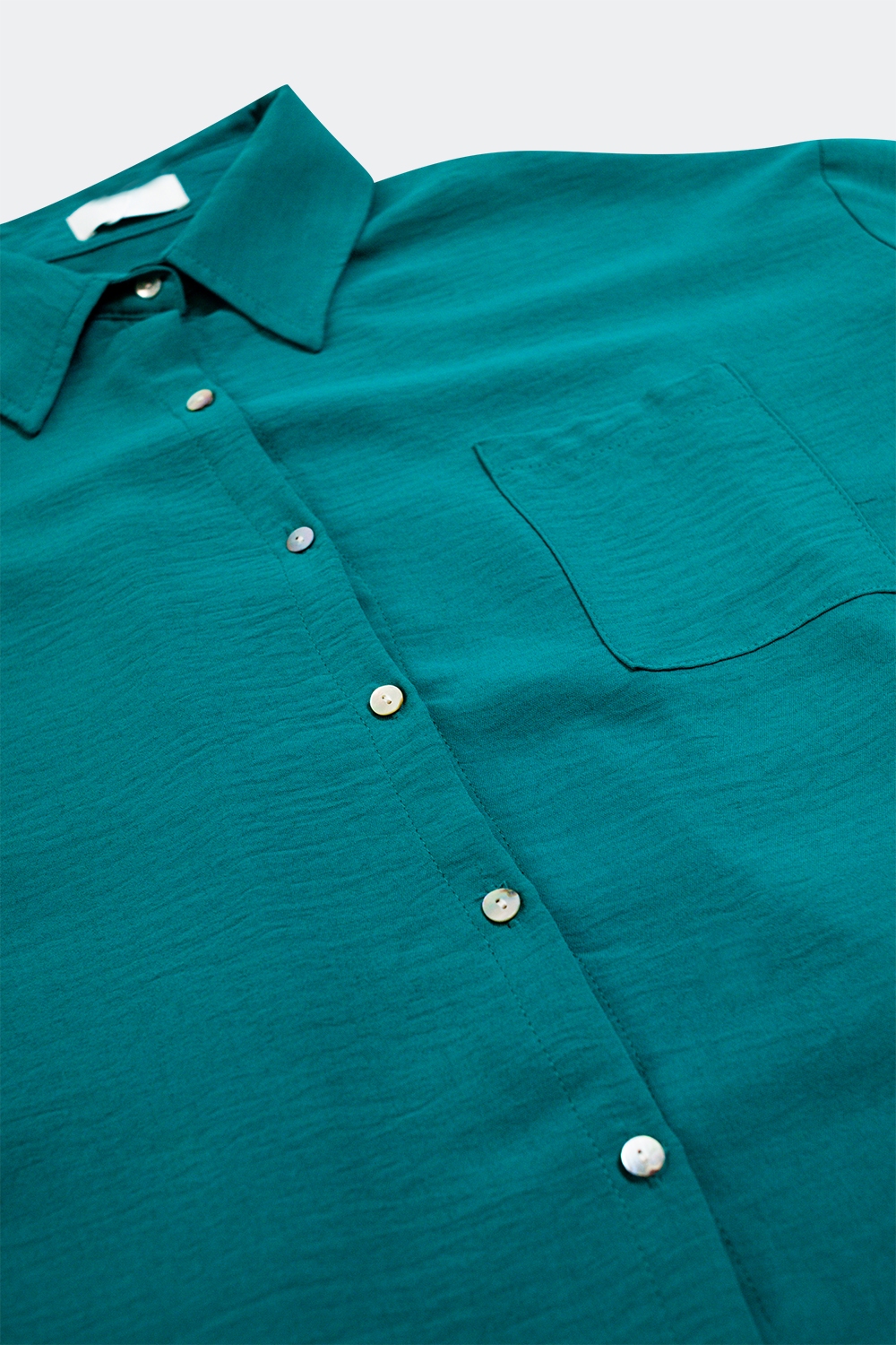 Camisa verde extragrande con detalle de bolsillo Camisa verde extragrande con detalle de bolsillo