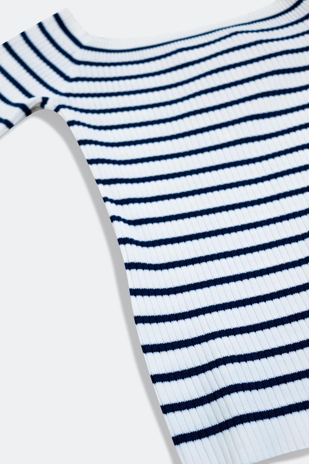 Top azul marino a rayas con escote Bardot Top azul marino a rayas con escote Bardot